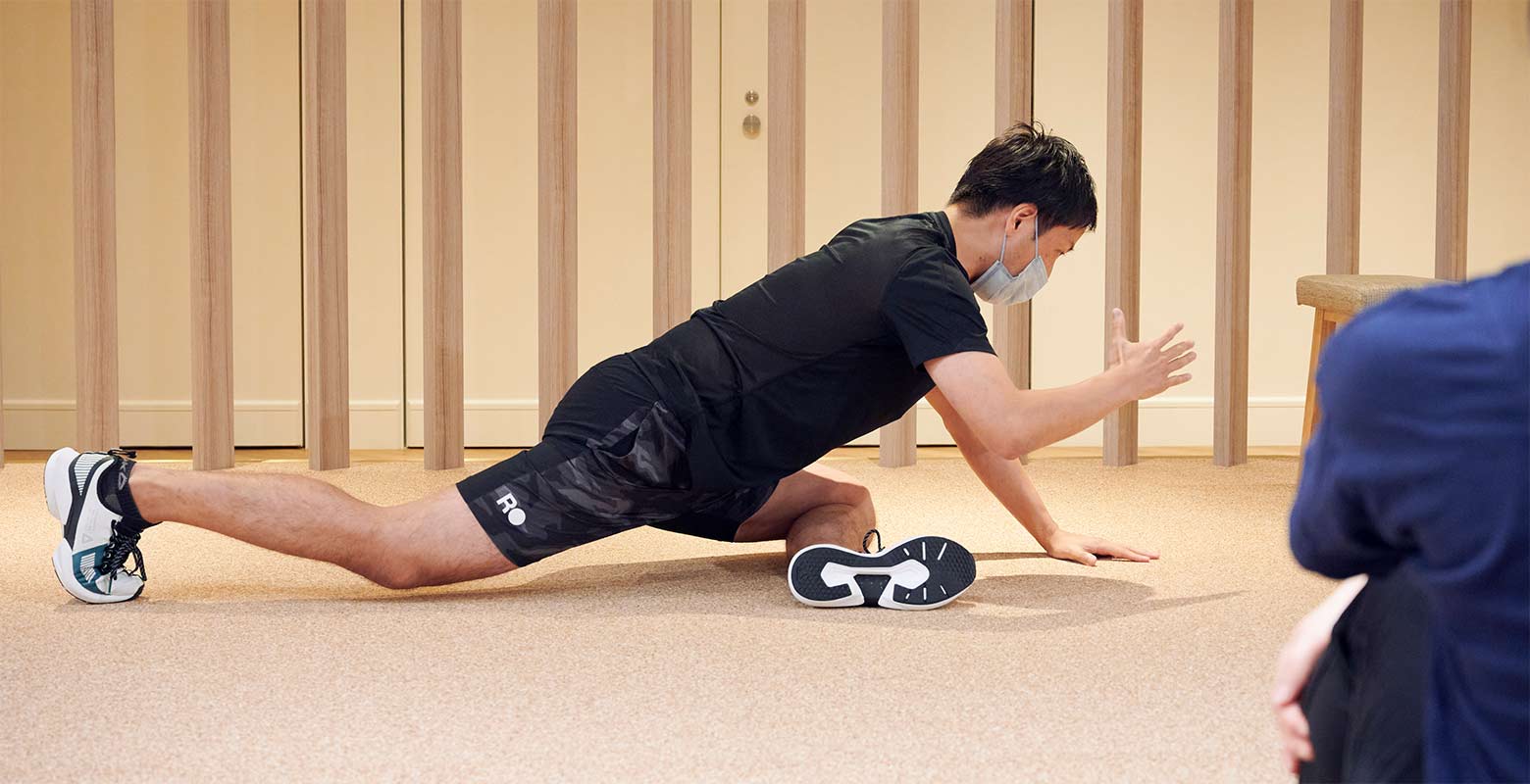実際に体を動かして、ストレッチ方法をレクチャーする髙田さん。